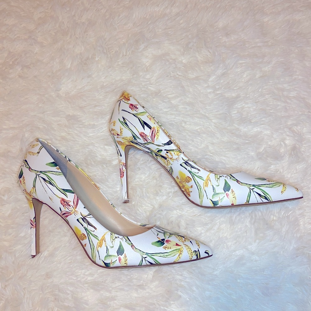 Vince Camuto Floral pumps